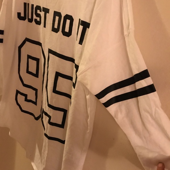 Nike woman’s just do it shirt - Picture 3 of 5